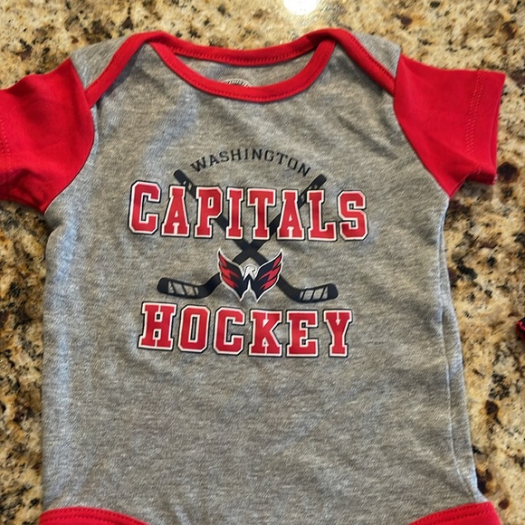 NWOT Set/2 Washington Capitals onesies 6/9 mths - Picture 3 of 5